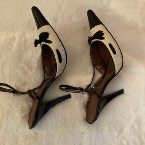 Guess Ivory Leather and Black Patent Sling Back High Heels (Pre Owned) - Picture 4 of 5